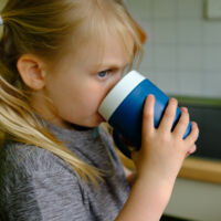 Becher mit Trink-Trick mit unauffälligem Trinkdeckel