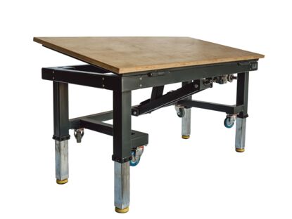 Stufenlos höhenverstellbarer und kippbarer Arbeitstisch mit 4 Füßen Typ „PETec Advanced“