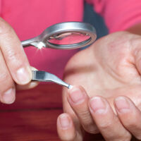 Pinzette mit Lupe und LED